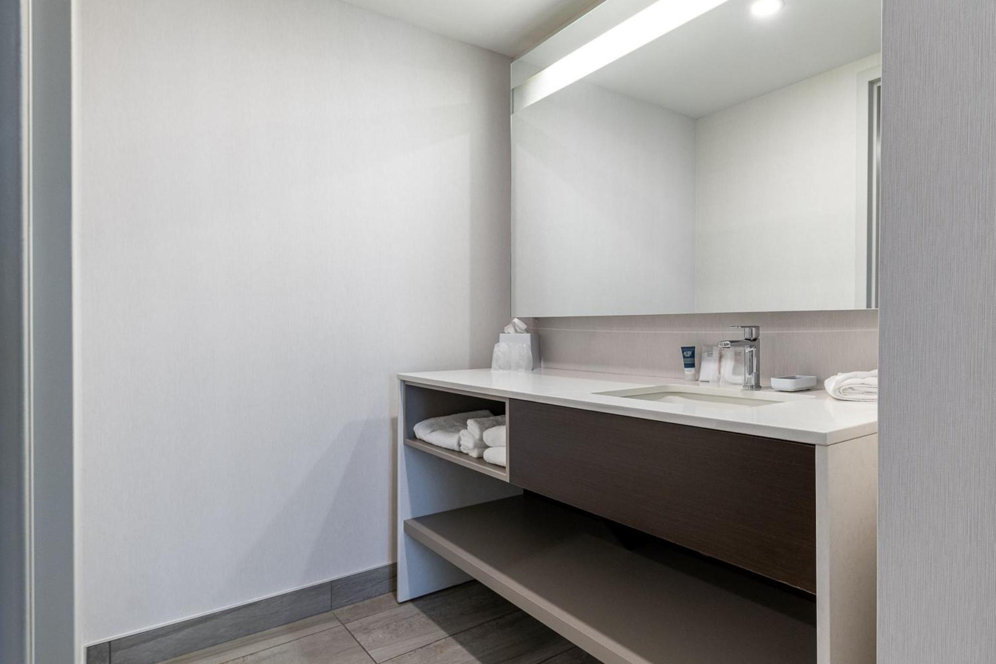 Four Points By Sheraton Levis Convention Centre Экстерьер фото