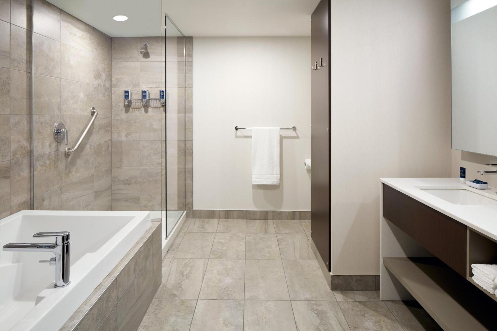 Four Points By Sheraton Levis Convention Centre Экстерьер фото