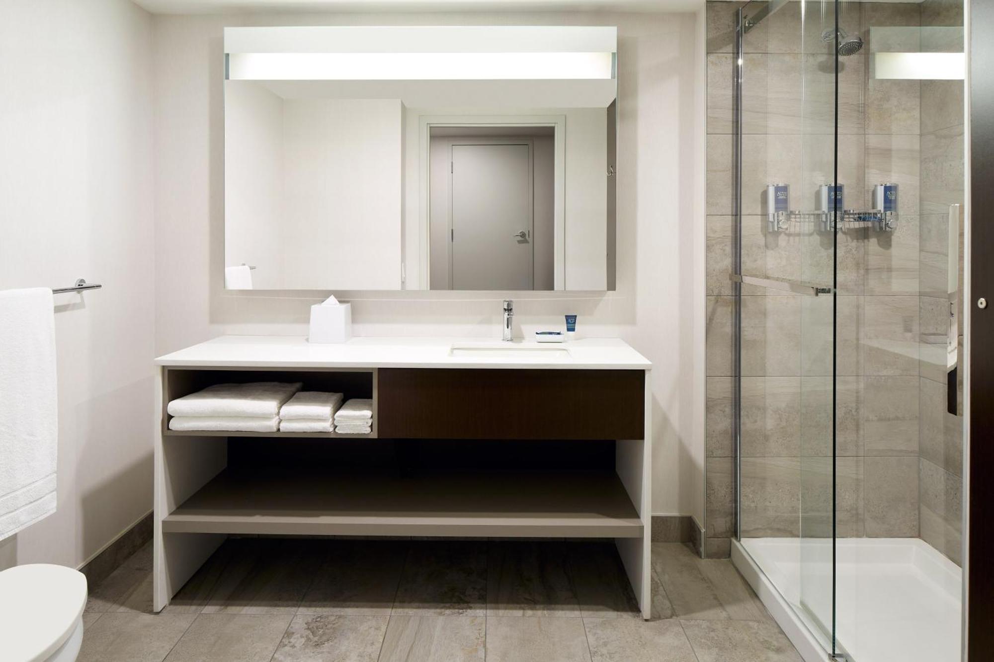 Four Points By Sheraton Levis Convention Centre Экстерьер фото